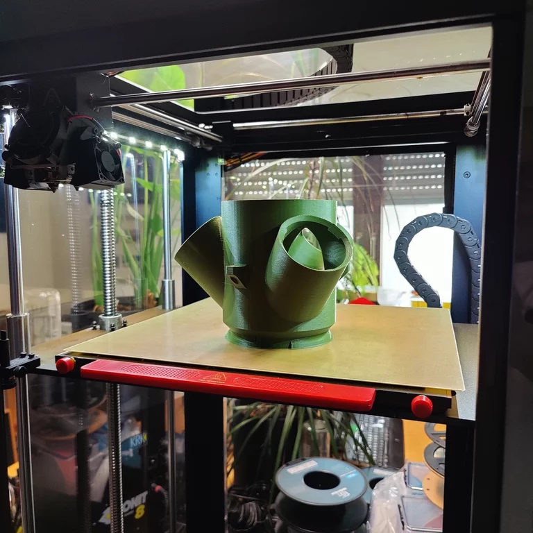 3D-Drucker in Betrieb grünes Werkstück