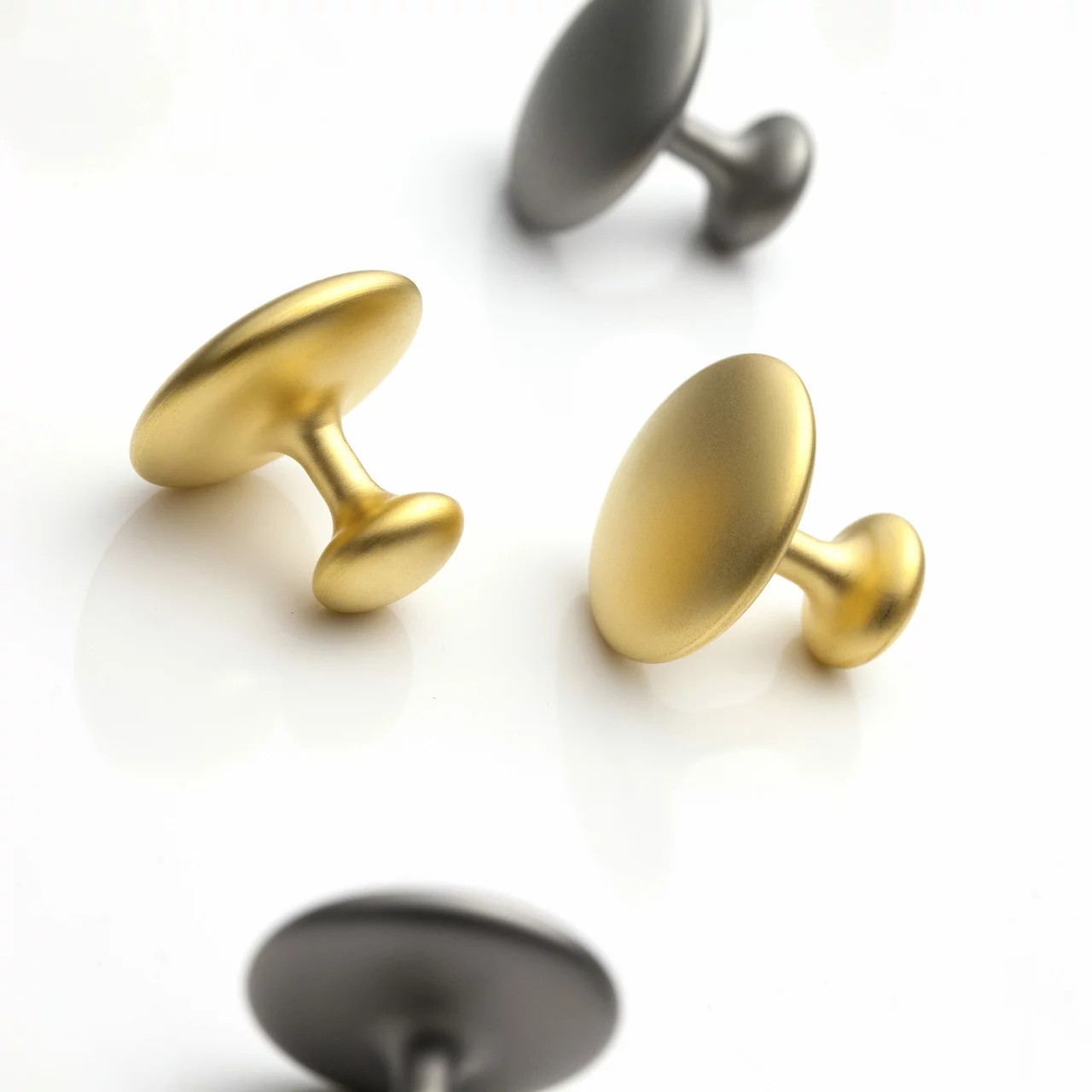 Galvanisierte Knöpfe Gold schwarz Nahaufnahme