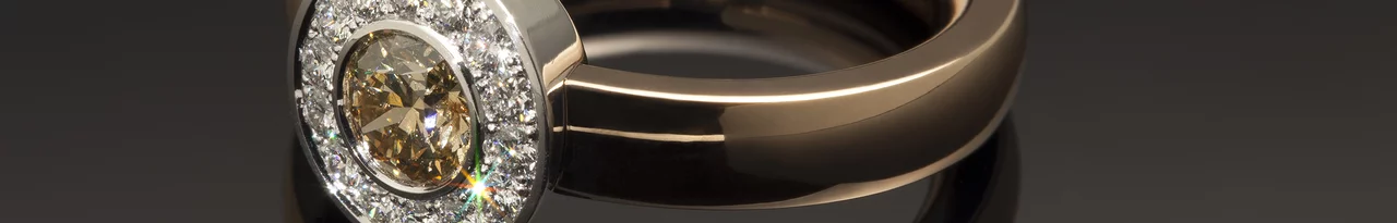 Goldring brauner Diamant Halo Nahaufnahme