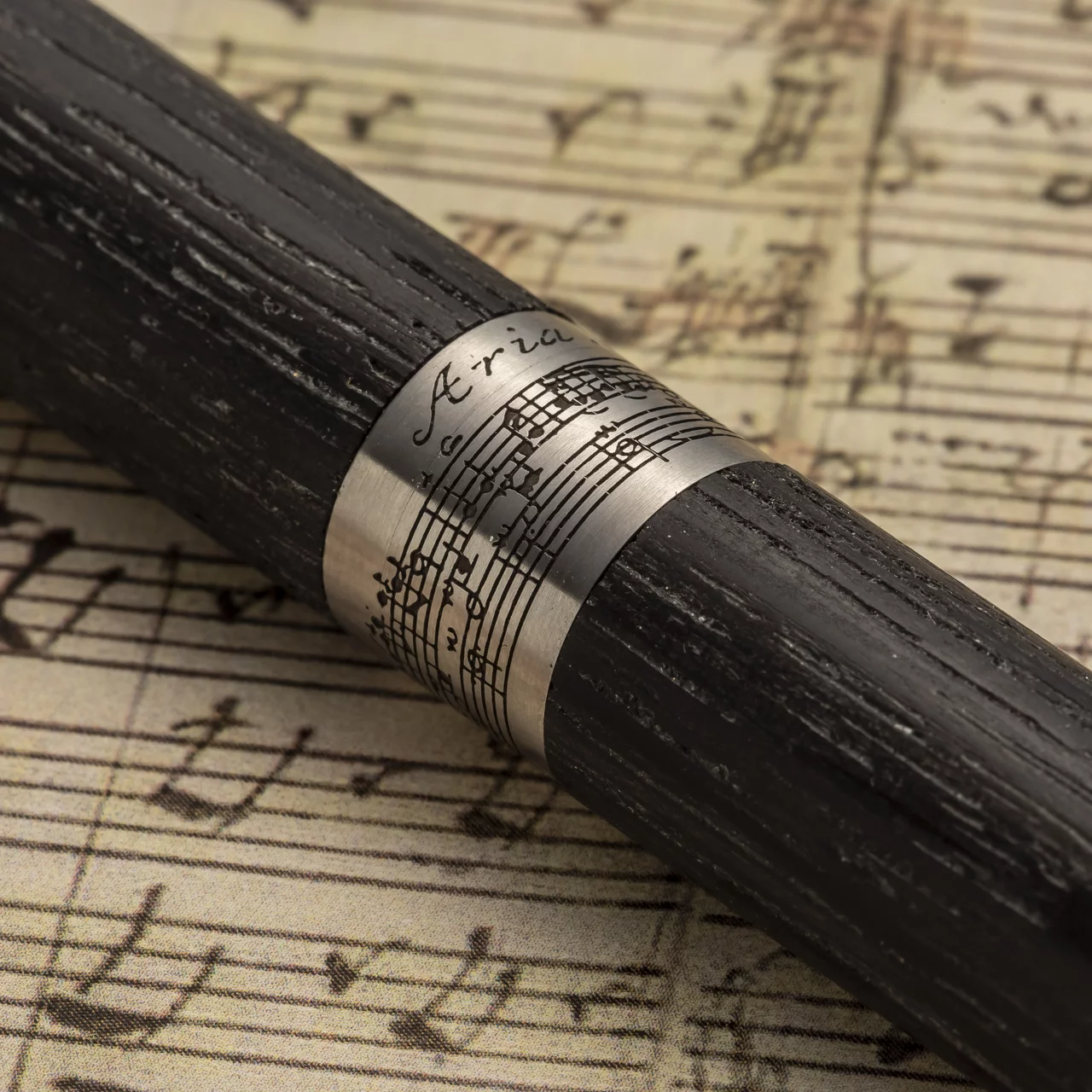 Gravur Notenschrift Ring Nahaufnahme Ebenholz