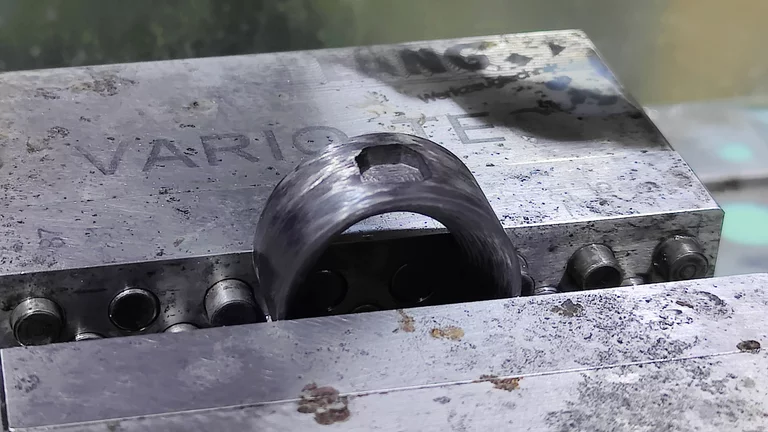 Vario-Ring Rohling Fräsmaschine Nahaufnahme